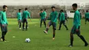 Timnas Indonesia U-19 kembali jalani latihan di Stadion Pandomar, Yangon, Minggu (10/9). Latihan ini ditujukan sebagai persiapan menghadapi Vietnam pada laga ketiga penyisihan Piala AFF U-18 2017 pada Senin (11/9) mendatang. (Liputan6.com/Yoppy Renato)