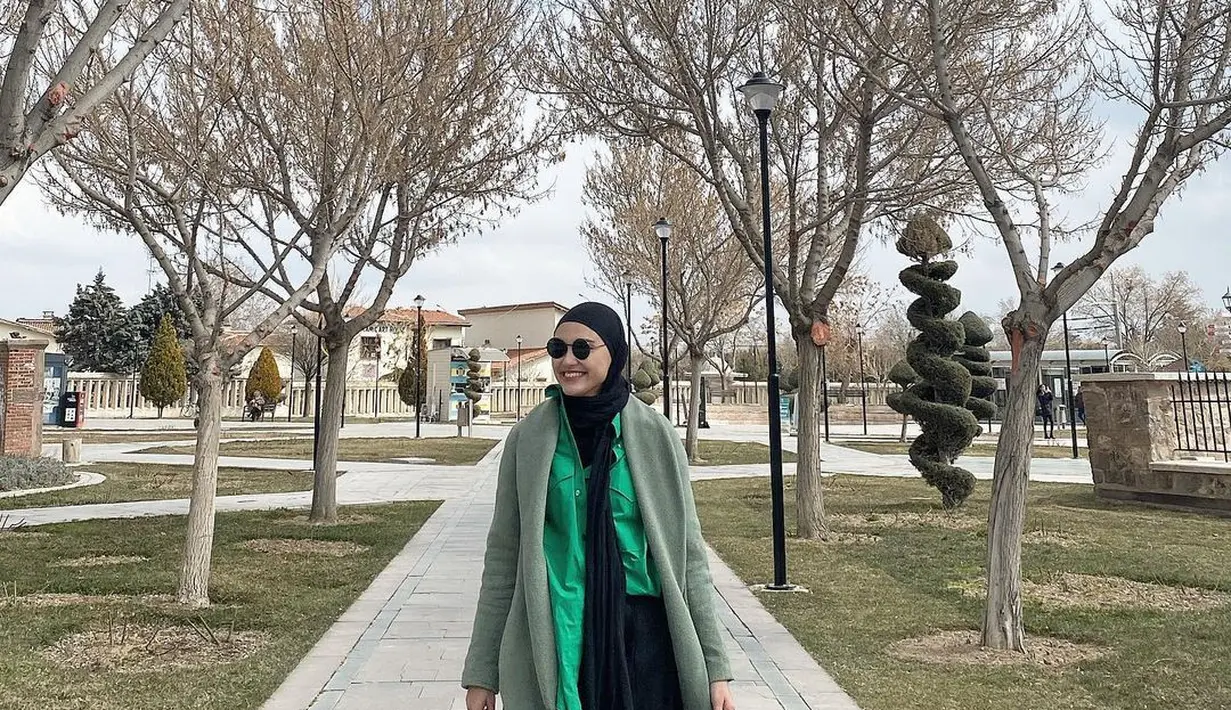 Selain warna gelap, Zee Zee juga kedapatan mengenakan outfit nuansa vibrant seperti potret ini. Outfitnya tetap on point! (Instagram/zeezeeshahab).