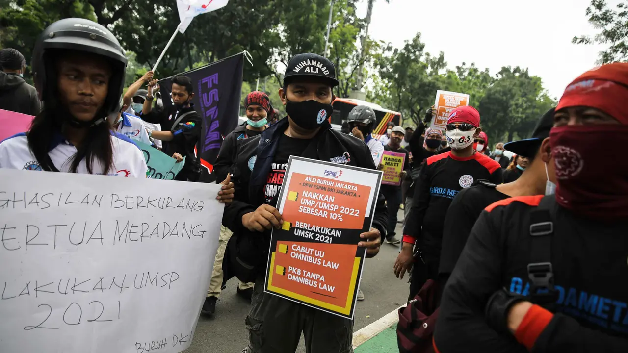 Aksi Buruh Geruduk Balai Kota Jakarta