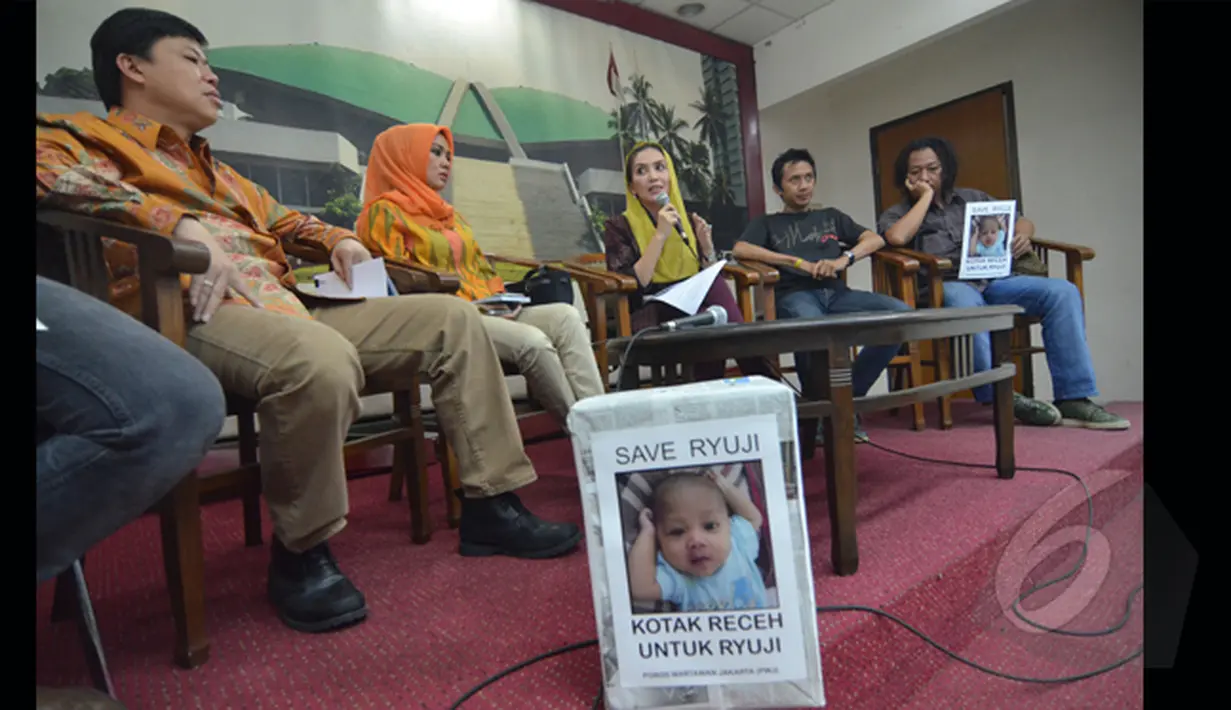 Sebuah kotak yang berisi ajakan untuk menyelamatkan bayi Ryuji dibawa sang ayah ke gedung DPR saat menemui Anggota DPR RI Rieke Diah Pitaloka, Jakarta, Jumat (6/2/2015). (Liputan6.com/Andrian M Tunay)