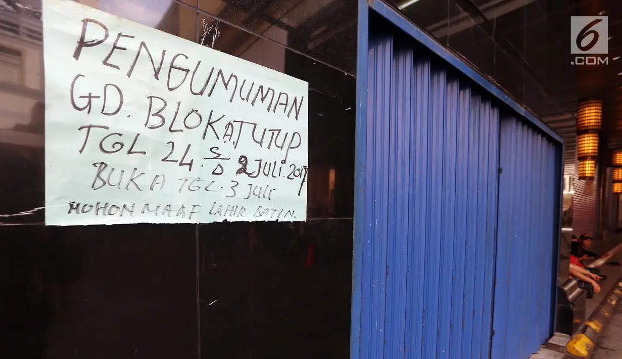 Kertas informasi penutupan tertempel di dinding salah satu kios di Pasar Tanah Abang, Jakarta, Selasa (27/6). Dalam rangka libur lebaran, Pasar Tanah Abang tutup mulai Minggu (25/7) hingga buka kembali pada tanggal 3 Juli 2017. (Liputan6.com/Johan Tallo)
