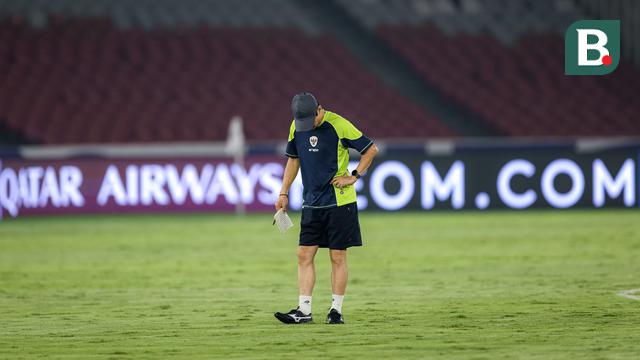 Foto: Shin Tae-yong Cek Langsung Kondisi Rumput GBK Jelang Laga Timnas Indonesia Vs Jepang di Kualifikasi Piala Dunia 2026