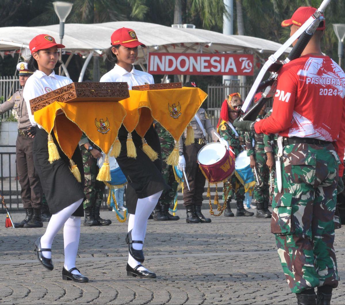 Suasana gladi bersih kirab pengembalian duplikat bendera pusaka merah putih dan teks proklamasi menuju Monumen Nasional (Monas) di Jakarta, Jumat (30/8/2024). Duplikat bendera pusaka merah putih dan teks proklamasi sebelumnya digunakan dalam upacara Hari 