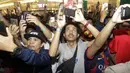 Suporter menyambut kedatangan legenda Barcelona, Carles Puyol, saat jumpa fans di Jakarta, Senin (11/3). Jumpa fans ini dalam rangka UEFA Champions League Trophy Tour di Indonesia. (Bola.com/Vitalis Yogi Trisna)
