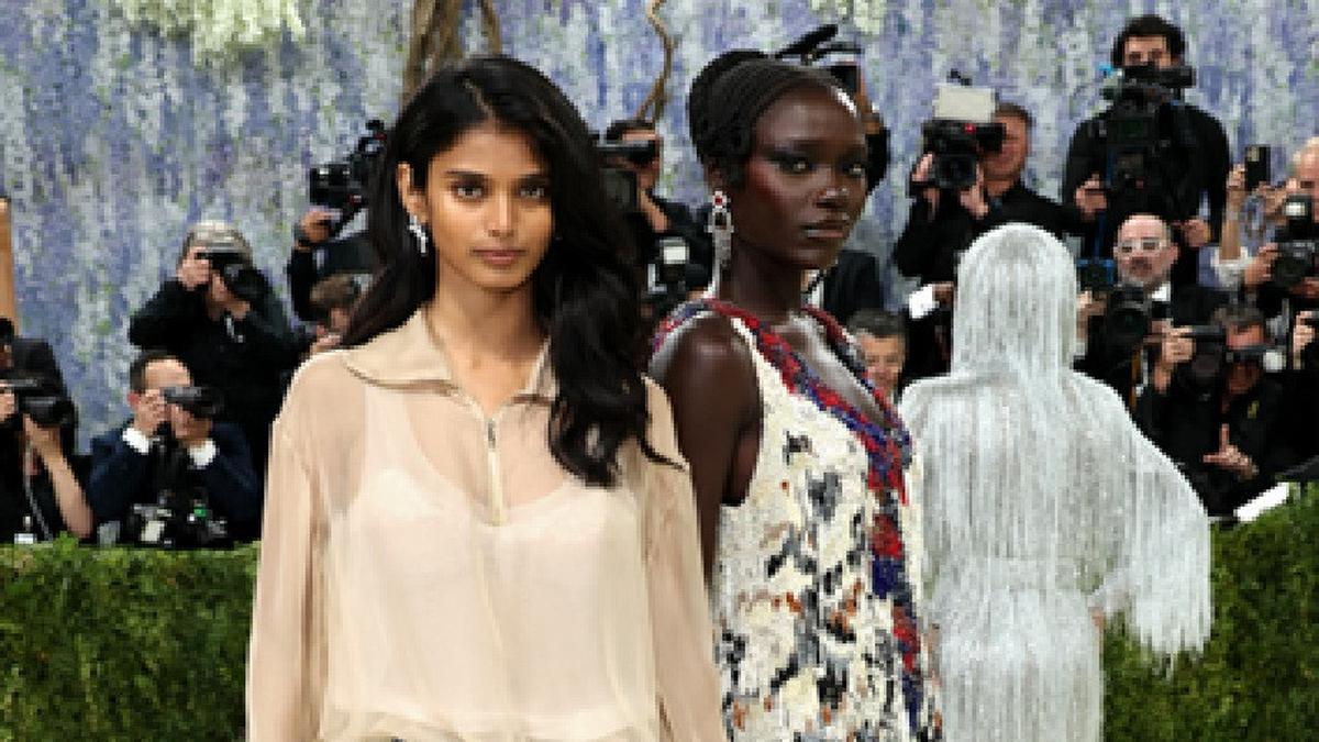 Model Chanel Picu Pro Kontra karena Hanya Pakai Blus dan Jeans ke Met Gala 2026