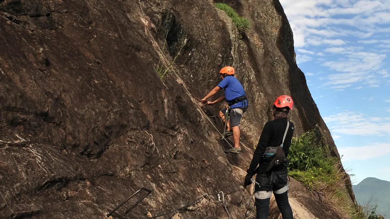 Menguji Adrenalin Melewati Tebing Gunung Parang