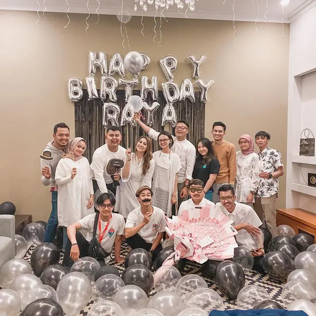 6 Potret Ulang Tahun Raya Kitty Ke-27, Dirayakan Bareng Keluarga dan Sahabat