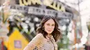 Untuk penampilannya ini, Luna Maya membiarkan rambut panjangnya tergerai. Luna Maya tampil semakin sempurna bak dewi dengan kalung dan cape jaring emas yang menutupi setengah bagian atas dadanya. [Foto: Instagram/lunamaya]