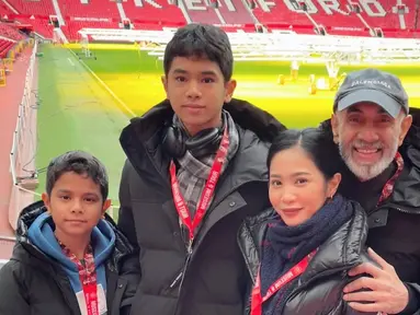 Seru menikmati momen liburan akhir tahun bersama suami dan kedua anaknya, Bunga Zainal mampir ke Stadion Manchester United di Inggris. Dalam momen tersebut, aktris yang menikah dengan produser tersebut banyak abadikan saat berada di markas tim The Red Devils United. (Liputan6.com/IG/@bungazainal05)