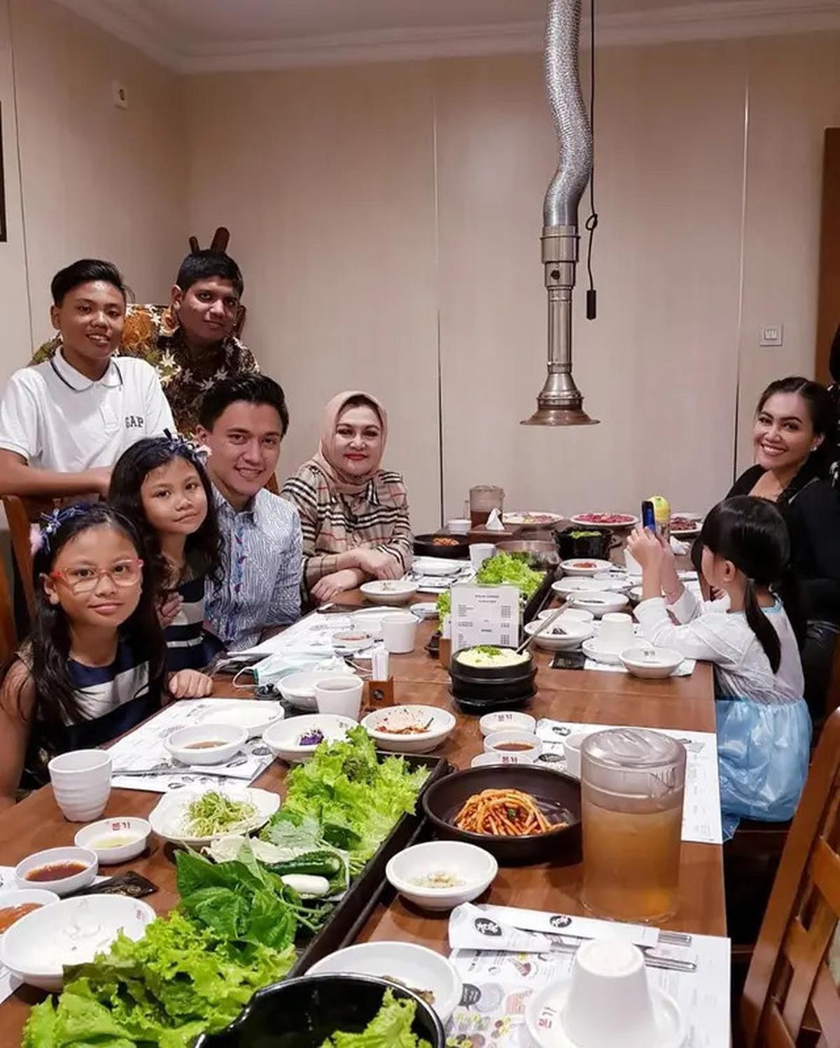6 Potret Emilia Contessa Bareng Keluarga, Tinggalkan Kenangan Tak Terlupakan