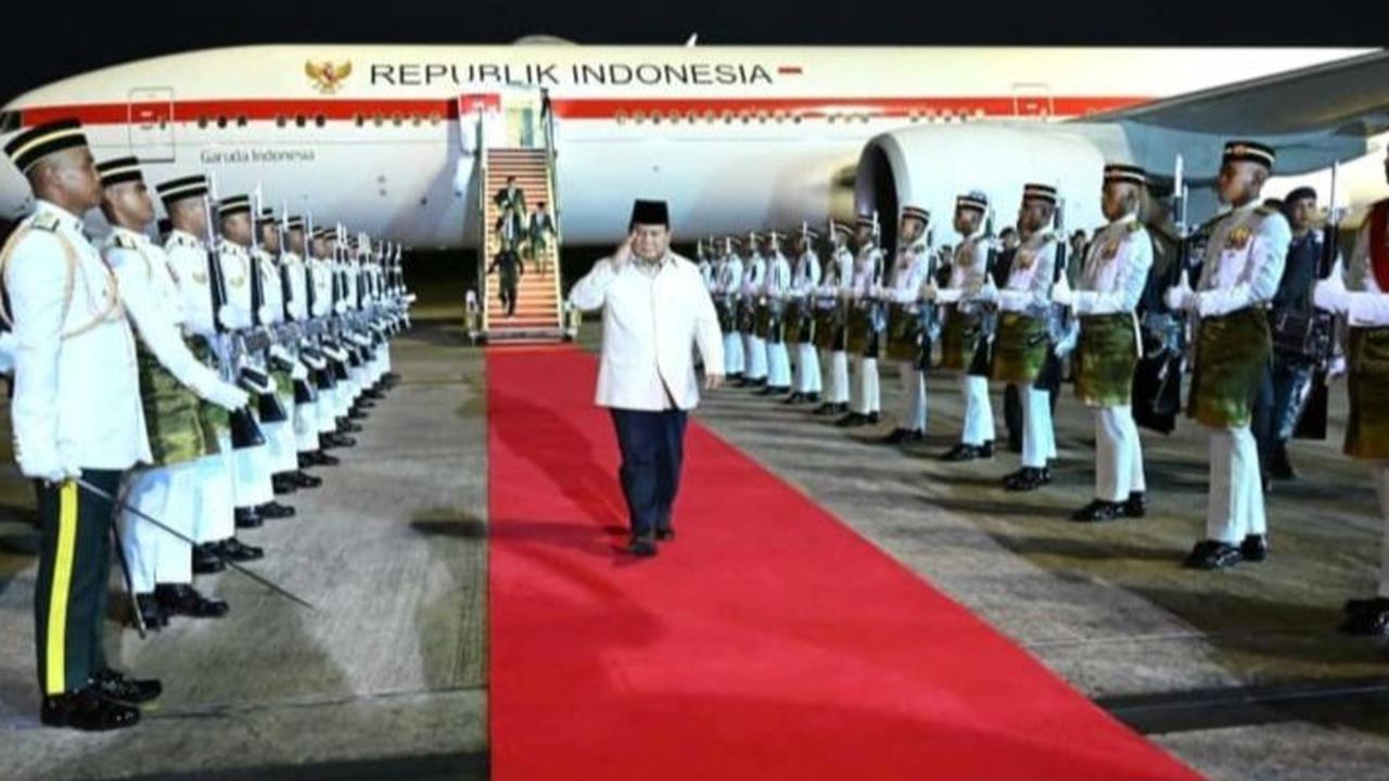 VIDEO: Berjalan Hormat, Langkah Prabowo Mendadak Terhenti Depan Komandan Pasukan di Malaysia