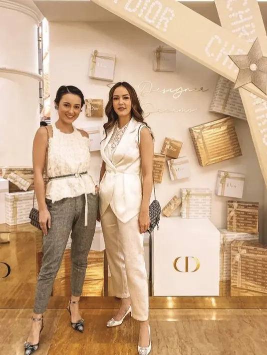 Keduanya memiliki ciri khas gaya tersendiri. Bahkan Julie kerao terlihat lebih kasual dibandingkan dengan Julie. [Foto: Julie Estelle]