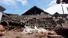 Kondisi rumah yang mengalami kerusakan akibat gempa di Dusun Krajan, Majangtengah, Dampit, Kabupaten Malang, Minggu (11/4/2021). Dusun Krajan, Majangtengah, merupakan salah satu wilayah yang terkena dampak paling parah dari gempa bermagnitudo 6,1 pada Sabtu (10/4). (merdeka.com/Nanda F. Ibrahim)