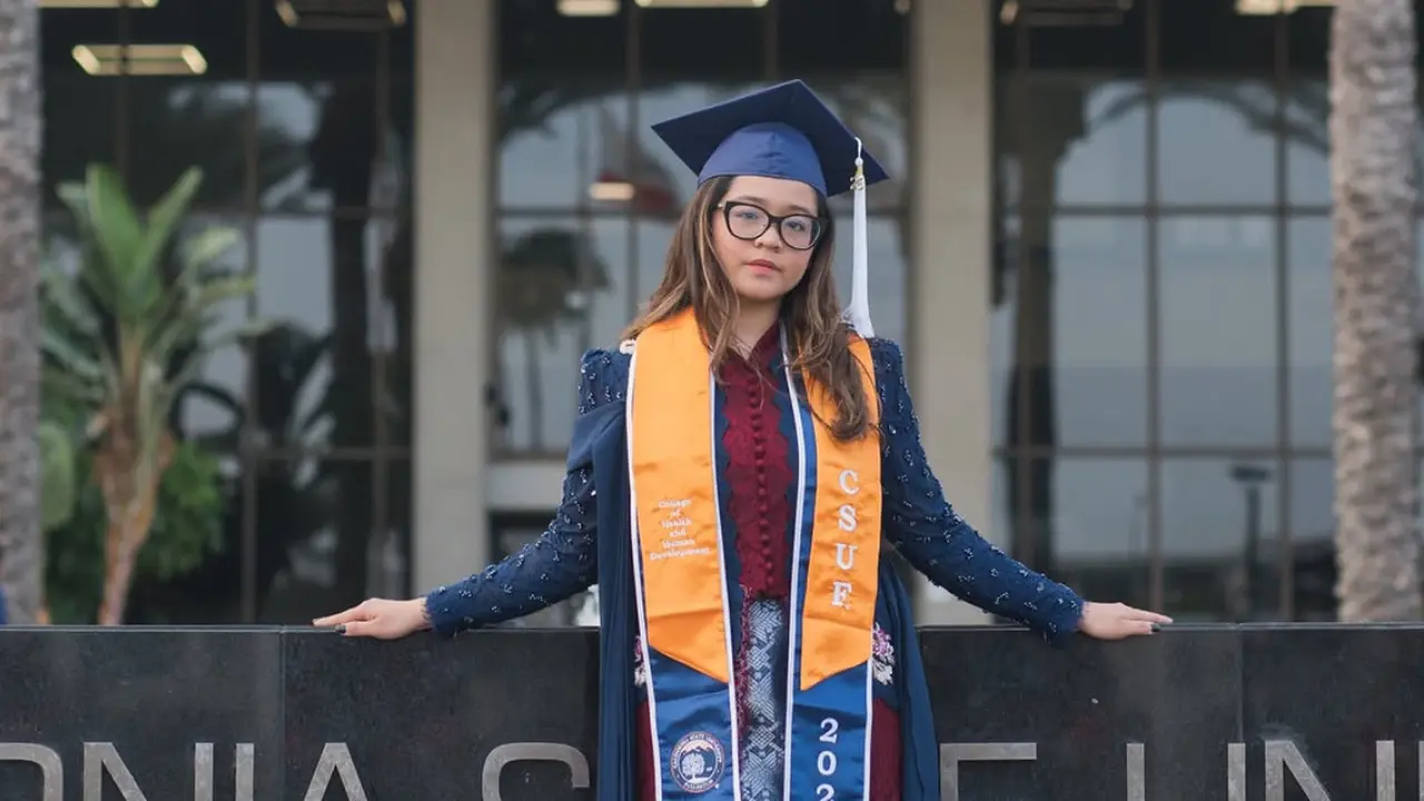 Cinta Kuya saat Wisuda di California State University, Fullerton. [@astridkuya]