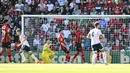 Pemain Arsenal Martin Odegaard (kedua kiri) bereaksi setelah mencetak gol ke gawang Bournemouth pada pertandingan sepak bola Liga Premier Inggris di Stadion Vitality, Bournemouth, Inggris, 20 Agustus 2022. Arsenal menang 3-0. (Glyn KIRK/AFP)