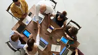 AI sering digunakan dalam keberlangsungan masyarakat, khususnya pada pekerjaan seperti pemanfaatan dalam pembuatan iklan hingga pengambilan keputusan algoritmik dalam berbagai sektor. (Foto: Pexels.com/fauxels)