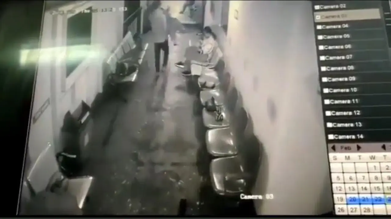 Viral rekaman video kamera CCTV yang memperlihatkan seorang pria diduga hendak melempar istrinya ke laut dari atas kapal. (@Midjan_La_2)