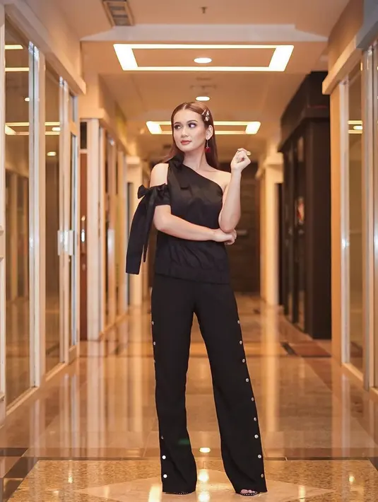 Dea Annisa sudah malang melintang di industri hiburan Tanah Air. Tak heran jika dirinya sudah terbiasa dengan berbagai macam dandanan. Salah satunya saat dituntut tampil glamor dengan busana serba hitam. Dea tampak cantik ketika rambutnya dijepit ke belakang tanpa poni. (Liputan6.com/IG/@deaaannisa)