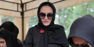 Merupakan hal yang wajar jika Kiki Amalia merasa sangat bersedih atas kepergian ayahandanya. Banyak kenangan yang telah terukir di antara Kiki dengan sang ayah semasa hidupnya, terutama di detik terakhir sang ayah tiada. (Deki Prayoga/Bintang.com)