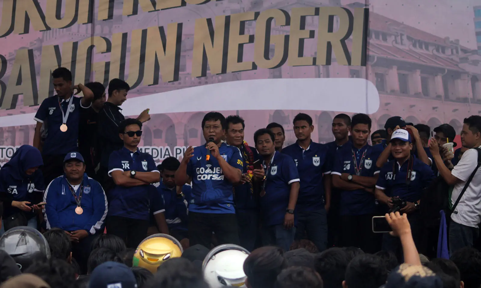 PSIS memberi sambutan di panggung setiba di Semarang, Jateng, Kamis (30/11/2017). (Bola.com/Ronald Seger Prabowo)