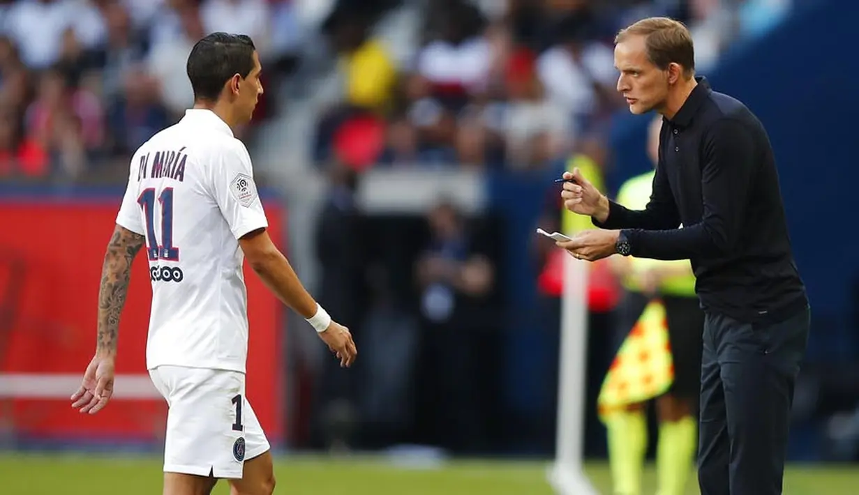 Gelandang PSG, Angel Di Maria, mendapat arahan dari Thomas Tuchel, saat melawan Strasbourg pada laga Liga 1 Prancis di Stadion Parc des Princes, Sabtu (14/9). PSG menang 1-0 atas Strasbourg. (AP/Francois Mori)