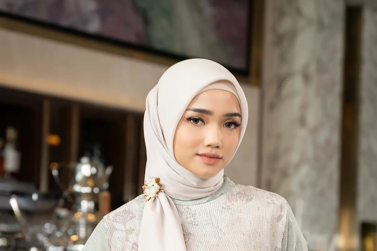 6 Adu Gaya Fuji An dan Aaliyah Massaid Pakai Tunik Ratusan Ribu, Inspirasi Outfit Bukber dan Lebaran