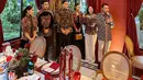 Potongan longgar yang nyaman namun tetap stylish membuat penampilan Nagita terlihat effortlessly chic. Blouse ini merupakan representasi sempurna dari busana yang mengedepankan warisan budaya dengan sentuhan kontemporer. [@raffinagita1717].
