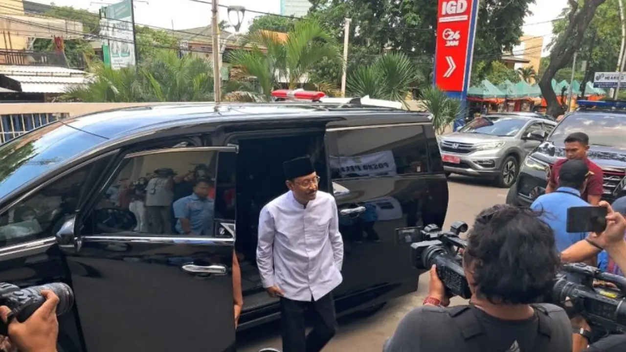 Menteri Sosial atau Mensos Syaifullah Yusuf mengunjungi korban ledakan di SMAN 72 Jakarta di Rumah Sakit Islam Jakarta (RSIJ) Cempaka Putih, Jakarta Pusat.