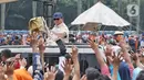 Dalam kesempatan tersebut, Presiden Prabowo memberi kemeja yang biasa dikenakannya untuk peserta aksi perayaan Hari Buruh Internasional 2025 di kawasan Monumen Nasional (Monas), Jakarta, Kamis (1/5/2025). (Liputan6.com/Angga Yuniar)