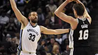 Center Memphis Grizzlies Marc Gasol (kiri) menghalangi saudaranya, Pau Gasol yang membela San Antonio Spurs pada lanjutan NBA 2017-2018 di FedExForum, Sabtu (1/12/2017) atau Minggu (2/12/2017) WIB. (AP Photo/Brandon Dill)