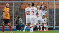 Pemain AC Milan Samu Castillejo bersama rekan-rekannya merayakan golnya ke gawang Lecce dalam lanjutan Liga Italia di Stadion Via del Mare, Selasa (23/6/2020) dini hari WIB. (Donato Fasano / LaPresse via AP )