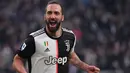 Gonzalo Higuain. Striker Argentina berusia 34 tahun yang kini memasuki musim ke-3 bersama Inter Miami di MLS ini mampu menjadi top skor Juventus di Liga Italia yaitu di musim 2016/2017. Ia mampu mencetak 24 gol di musim pertamanya tersebut dari total 4 musim bersama Juventus. (AFP/Marco Bertorello)