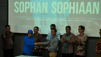 Peluncuran situs kepustakaan tokoh perfilman Indonesia, Sophan Sophiaan, Jakarta, Senin (15/2/2016). (Liputan6.com/Faisal R Syam)