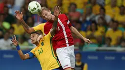 Neymar berebut bola dengan pemain Denmark, Desler Puggaard pada penyisihan Grup A Olimpiade 2016 di Fonte Nova Stadium, Salvador, Brasil, (11/8). Sebelumnya Brasil Terancam Tersingkir akibat bermain imbang dua kali. (REUTERS/Fernando Donasci)