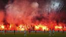 Pendukung FC Twente menyalakan suar dan kembang api menjelang dimulainya babak kedua pertandingan Liga Europa 2024/2025 melawan Besiktas di De Grolsch Veste stadium, Enschede, Belanda, Jumat (31/01/2025) dini hari WIB. (AP Photo/Peter Dejong)