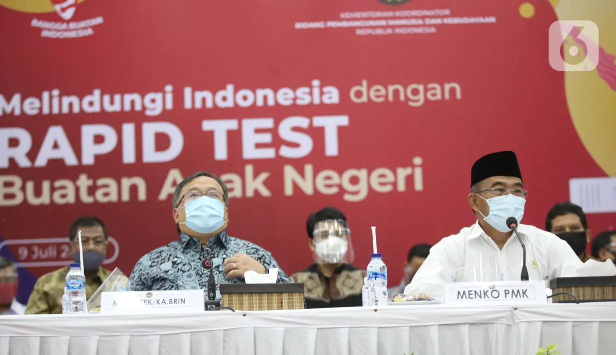 Menko PMK Muhadjir Effendy (kanan) bersama Menteri Riset Teknologi dan Pendidikan Bambang Brodjonegoro memberikan keterangan saat mengikuti Rapid Tes menggunakan alat produksi dalam negeri di Kantor Kemenko PMK, Jakarta, Kamis (9/7/2020). (Liputan6.com/Faizal Fanani)