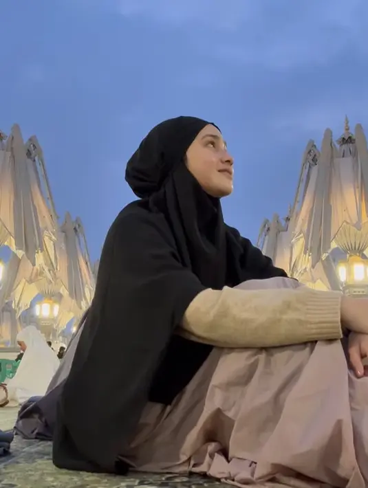 Berbagi keindahan langit Madinah, Syifa Hadju nampak kenakan lengan panjang di balik setelan mukena [@syifahadju]