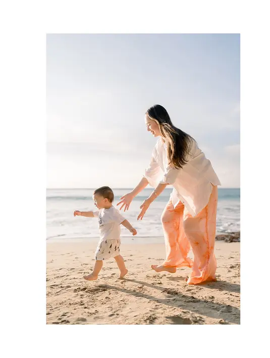 Berbalut kemeja oversized dan celana pantai jingga, Pamela Bowie perlihatkan serunya jadi ibu anak dua [@pammybowie]