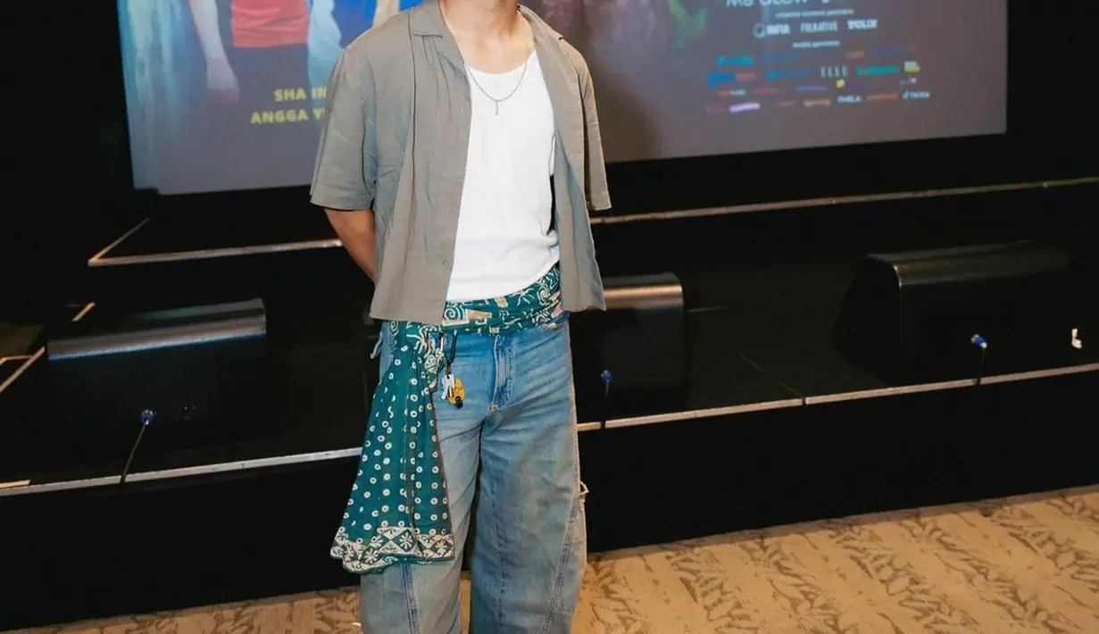 Gaya cool Abidzar memadukan kaus putih dengan cropped shirt abu-abu lengan pendek, dan celana jeans, serta selendang batik hijau yang dijadikannya sebagai belt. [Foto: Instagram/abdizar73]