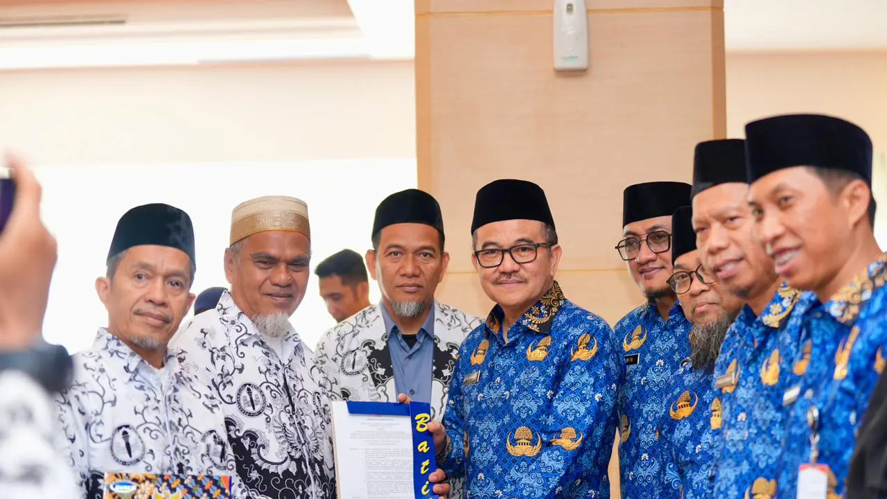 Dua guru Luwu Utara terima SK Pengaktifan kembali