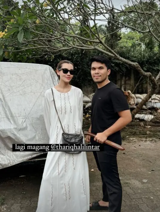 Kenakan outfit hitam putih, Aaliyah Massaid dan Thariq Halilintar tampil saling melengkapi. Aaliyah padukan dress abaya putih dengan sling bag Chanel dan sandal Hermes. Sementara Thariq pilih tampil simple dengan serba hitam. [@aaliyah.massaid]