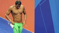 Perenang Indonesia, I Gede Siman Sudartawa, usai berlaga pada Asian Games di Stadion Akuatik GBK, Jakarta, Senin (20/8/2018). Siman gagal merebut medali dari nomor gaya punggung 50 meter putra. (Bola.com/Peksi Cahyo)