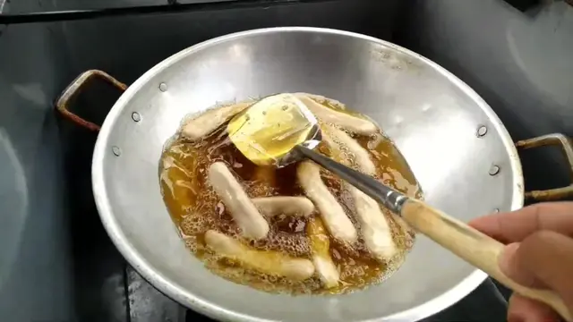 Tanpa Telur, Begini Cara Goreng Otak-otak Agar Mengembang Tanpa Meletup
