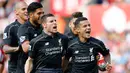 Gelandang Liverpool, Philippe Coutinho (kanan) melakukan selebrsai bersama pemain lainya usai mencetak gol pada Liga Premier Inggris di Britannia Stadium, Minggu (9/8/2015).Liverpool menang atas Stoke City dengan skor 1-0. (Reuters/Darren)