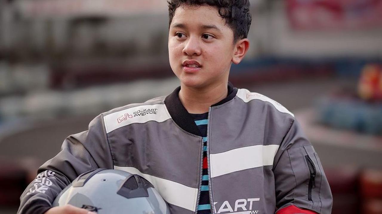 8 Potret Ayrton Anak Marcella Zalianty yang Sudah ABG & Makin Ganteng, Ikuti Jejak Sang Ayah Jadi Pembalap