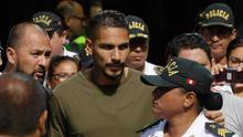 Kapten timnas Sepak Bola Peru Paolo Guerrero saat tiba di Lima, Peru (15/5). Kapten Timnas Peru tersebut gagal menjemput mimpinya untuk tampil di Piala Dunia 2018 Rusia setelah tersandung kasus doping. (AP/Martin Mejia)