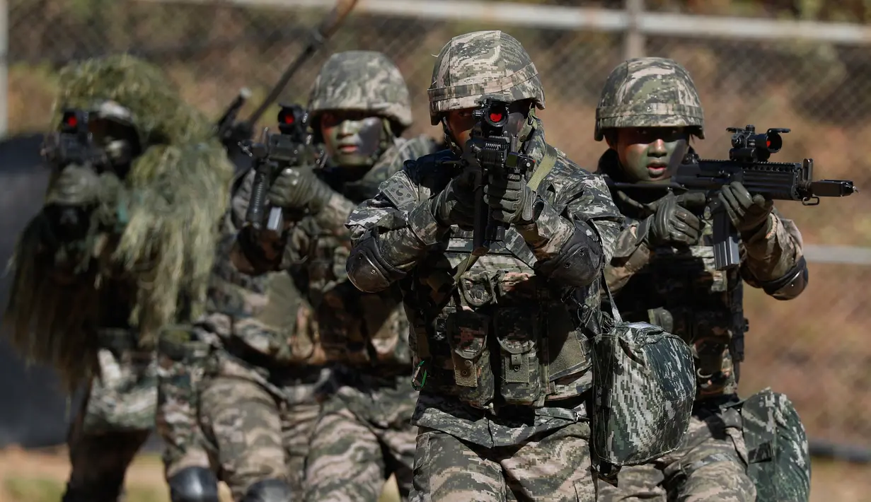 Tentara Marinir Korsel beraksi selama latihan, Yeonpyeong (1/11). Menhan Korsel Jeong Kyeong-doo mengatakan di Pentagon jika lebih banyak latihan ditangguhkan kedua negara akan melakukan pelatihan lain untuk mengurangi kesalahan. (AP Photo/Jeon Heon-kyun)