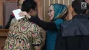 Terdakwa kasus penyebaran berita bohong atau hoaks Ratna Sarumpaet (tengah) memandang Presiden Konfederasi Serikat Pekerja Indonesia (KSPI) Said Iqbal dalam sidang lanjutan di PN Jakarta Selatan, Selasa (9/4). Sidang beragendakan mendengar keterangan saksi. (Liputan6.com/Immanuel Antonius)