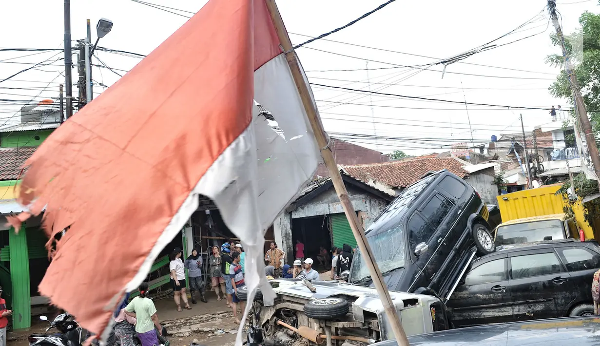 Kondisi sejumlah mobil yang terbalik akibat terjangan banjir di Perumahan Pondok Gede Permai, Jatiasih, Kota Bekasi, Jawa Barat, Kamis (2/1/2020). Derasnya terjangan banjir menyebabkan puluhan mobil terbalik dan belasan sepeda motor ringsek akibat terbawa arus. (merdeka.com/Iqbal Nugroho)