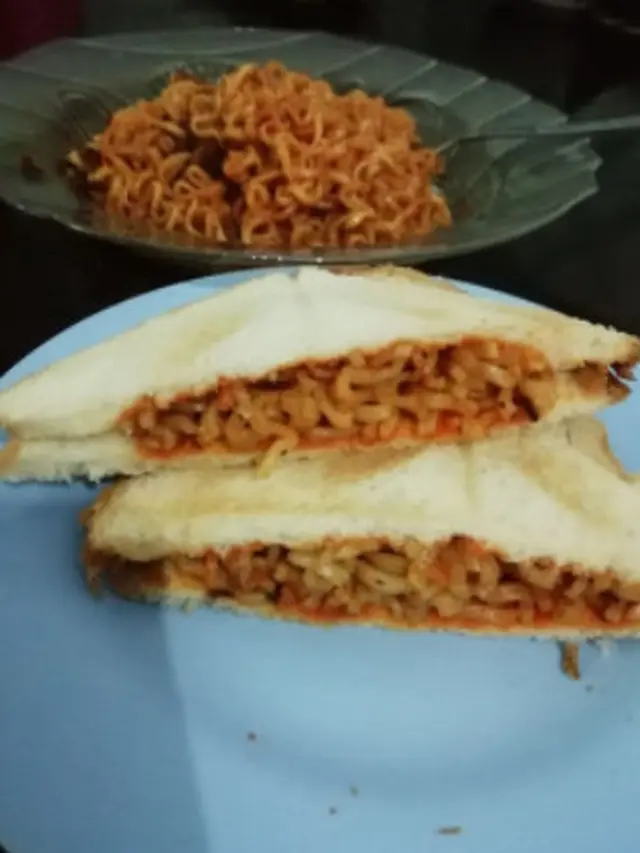 Tak Biasa, 6 Potret Cara Makan Mi Pakai Roti Ini Bikin Tepuk Jidat